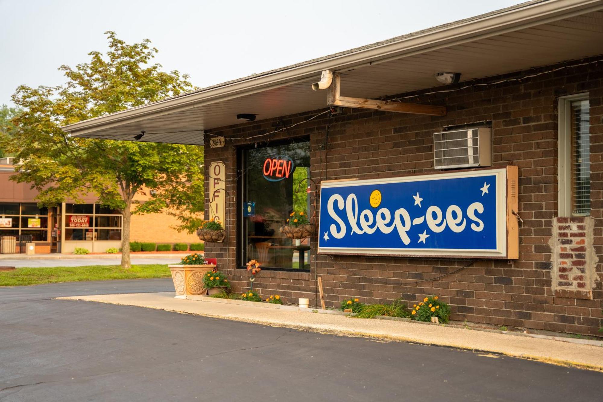 Sleep-ees Inn Saginaw Buitenkant foto