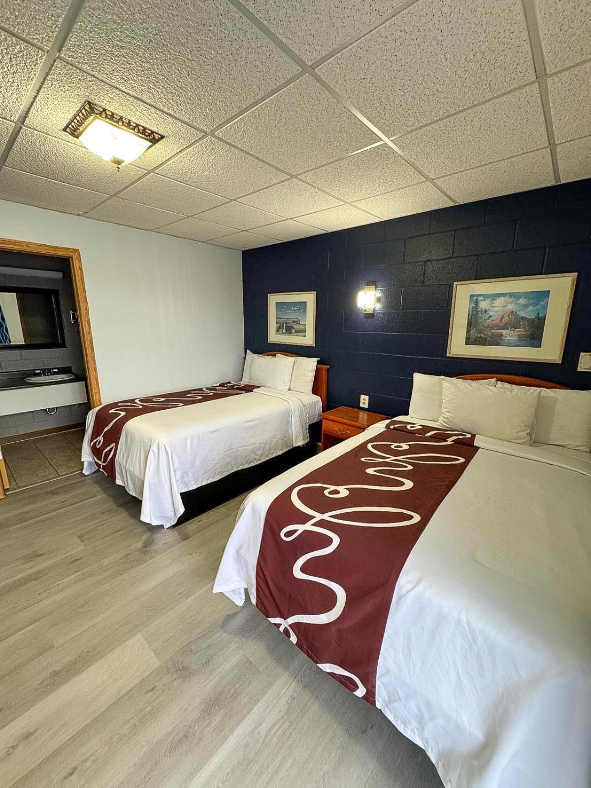 Sleep-ees Inn Saginaw Buitenkant foto